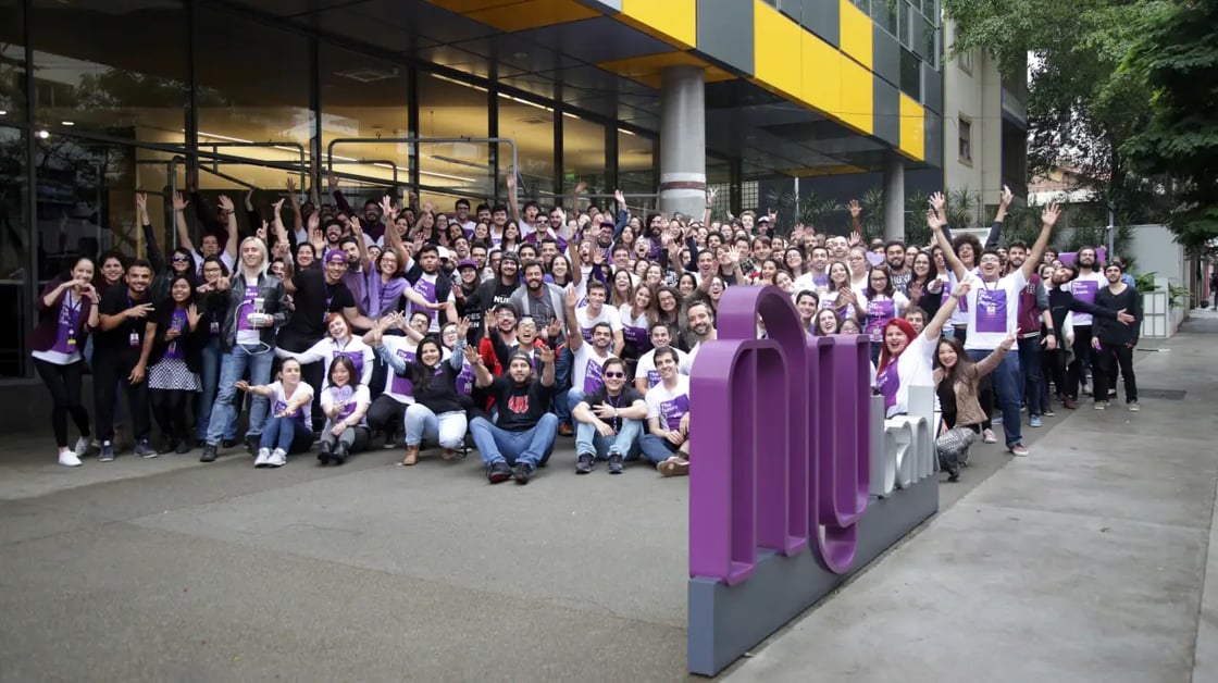 1-O-time-do-Nubank-em-frente-ao-escritório-